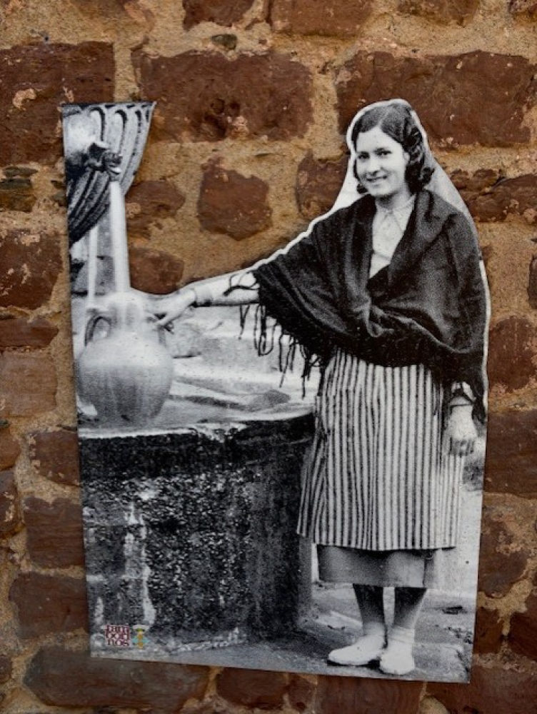 Recogiendo agua de la fuente.