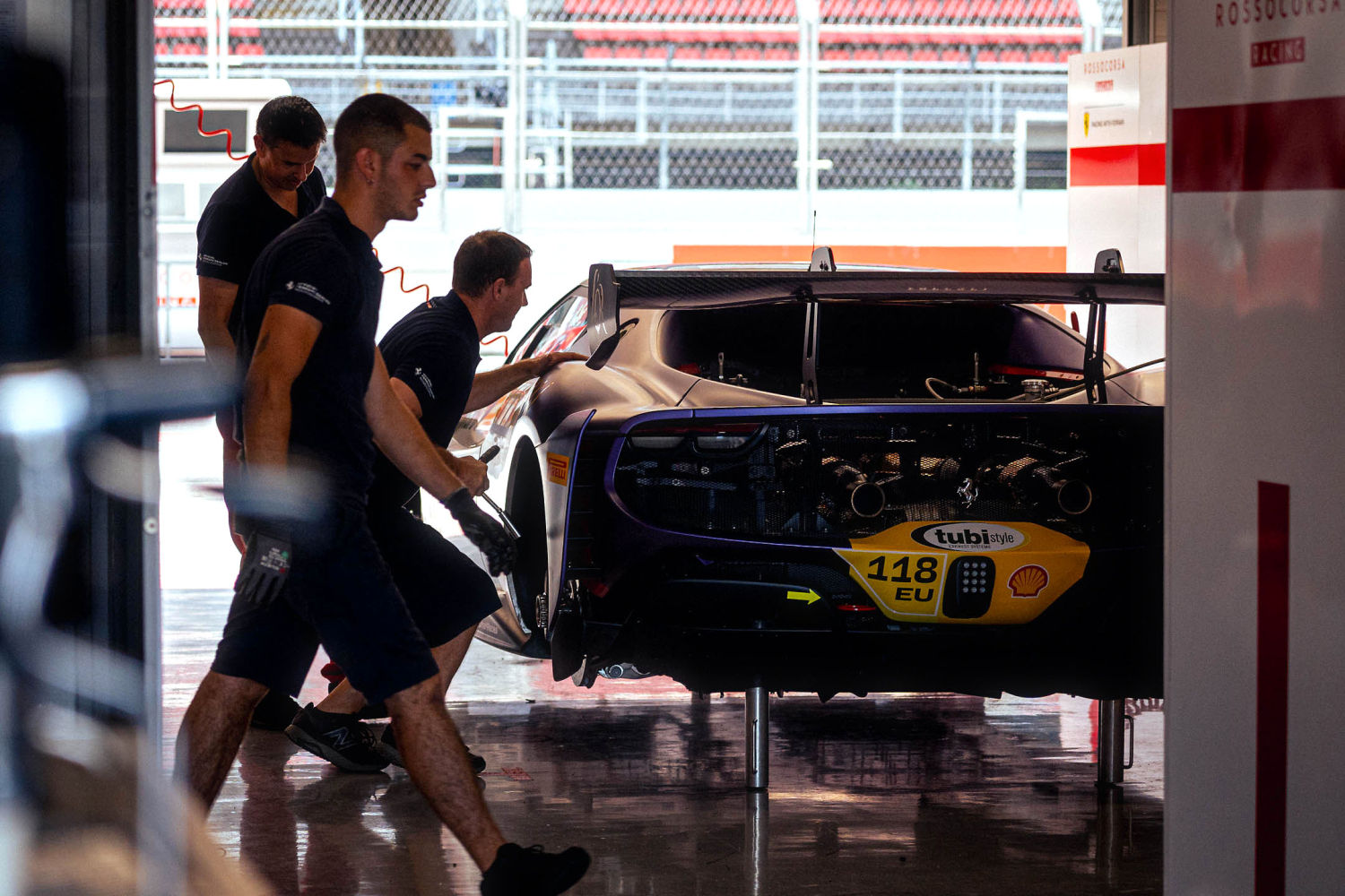 Ambiente en un box del Ferrari Challenge Europe.