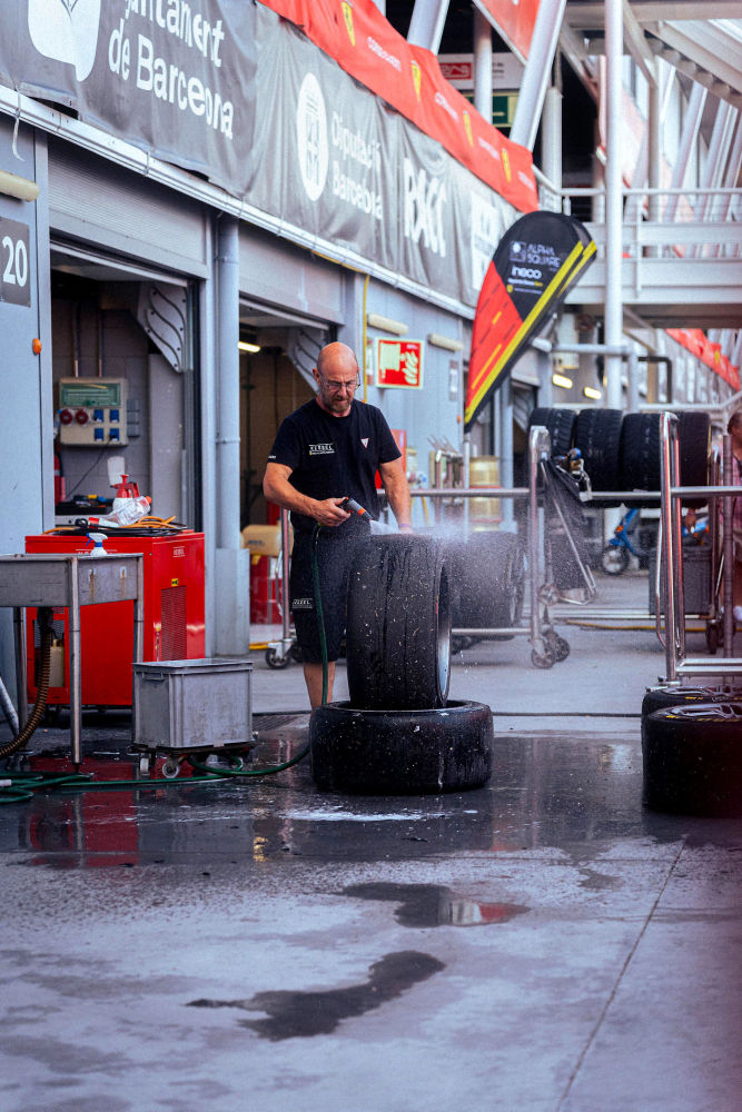 Mimando el neumático.