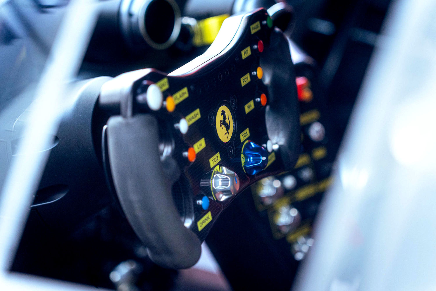 Detalle del volante del Ferrari.
