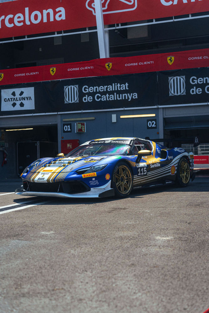 Ferrari a la espera, en Montmeló.