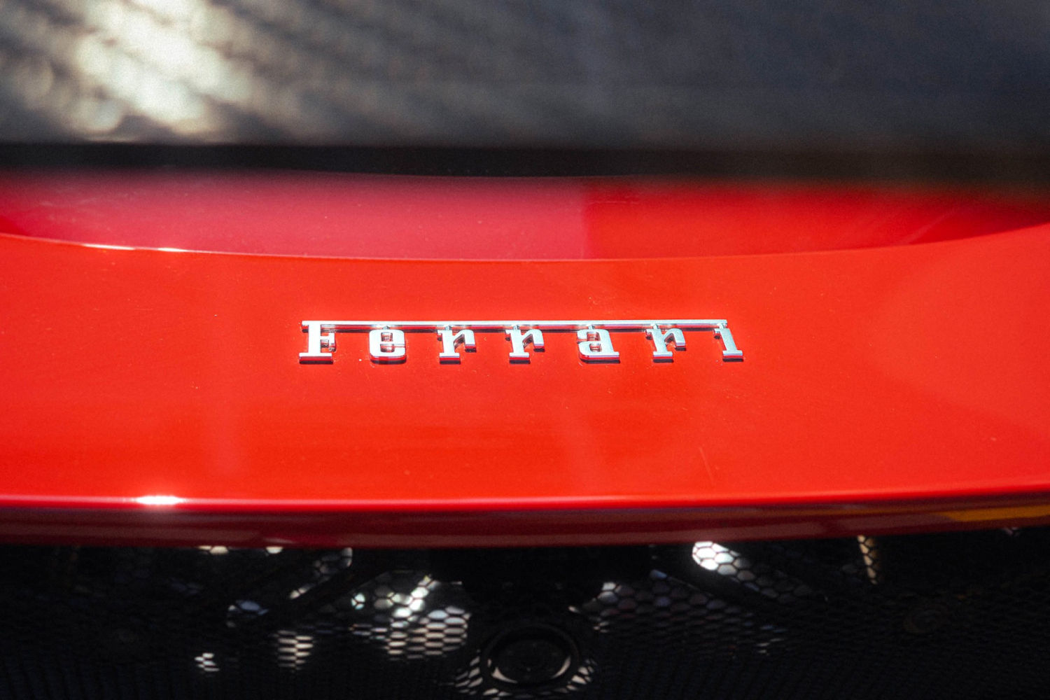 Detalle de marca de un Ferrari.