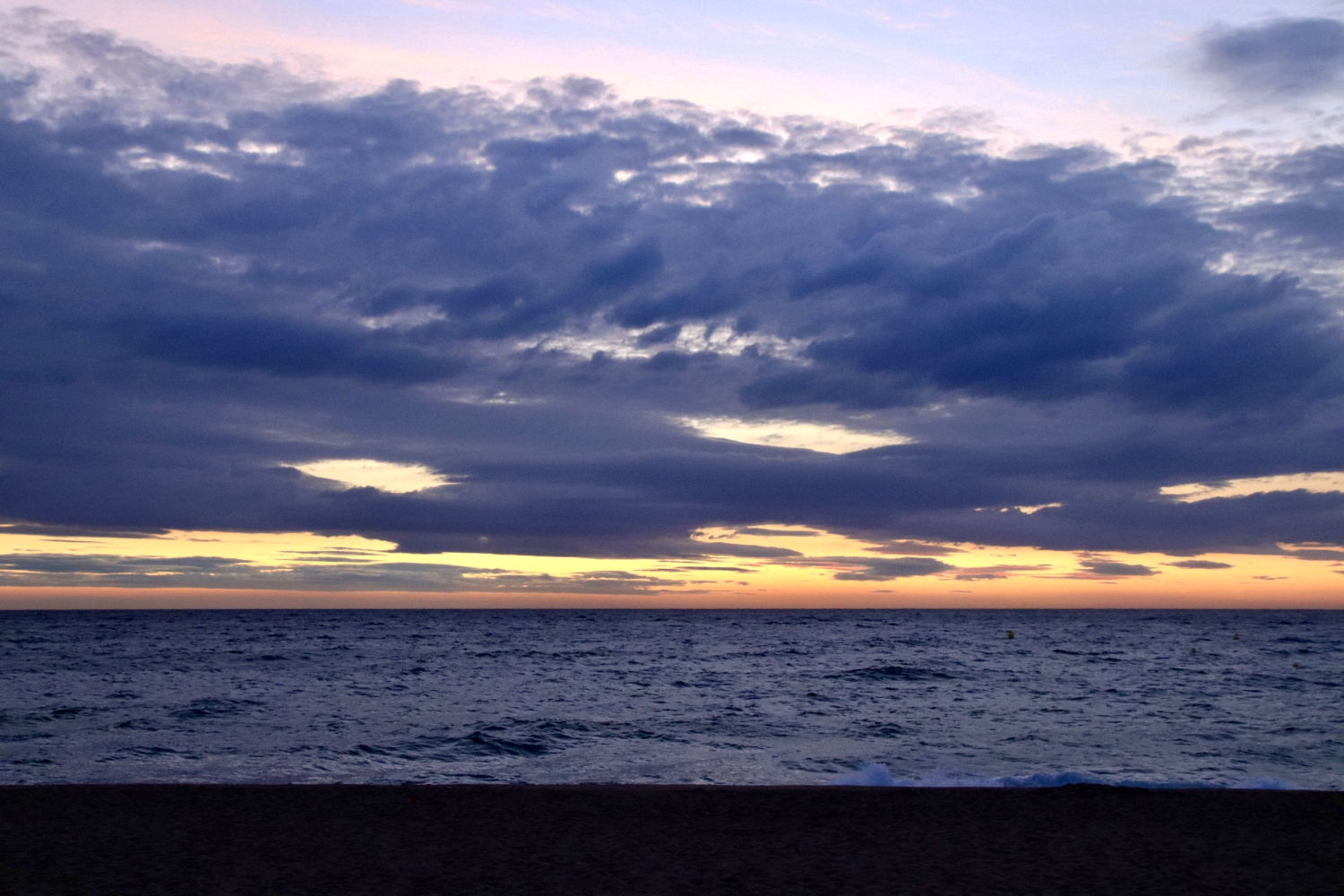 Cielo lleno de nubes en la orilla del mar.