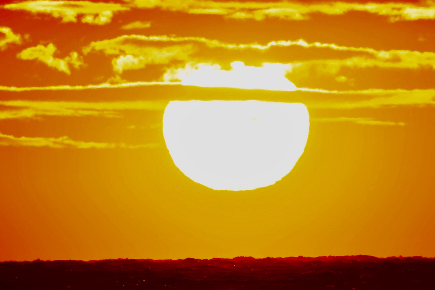 El sol saliendo en Begur.