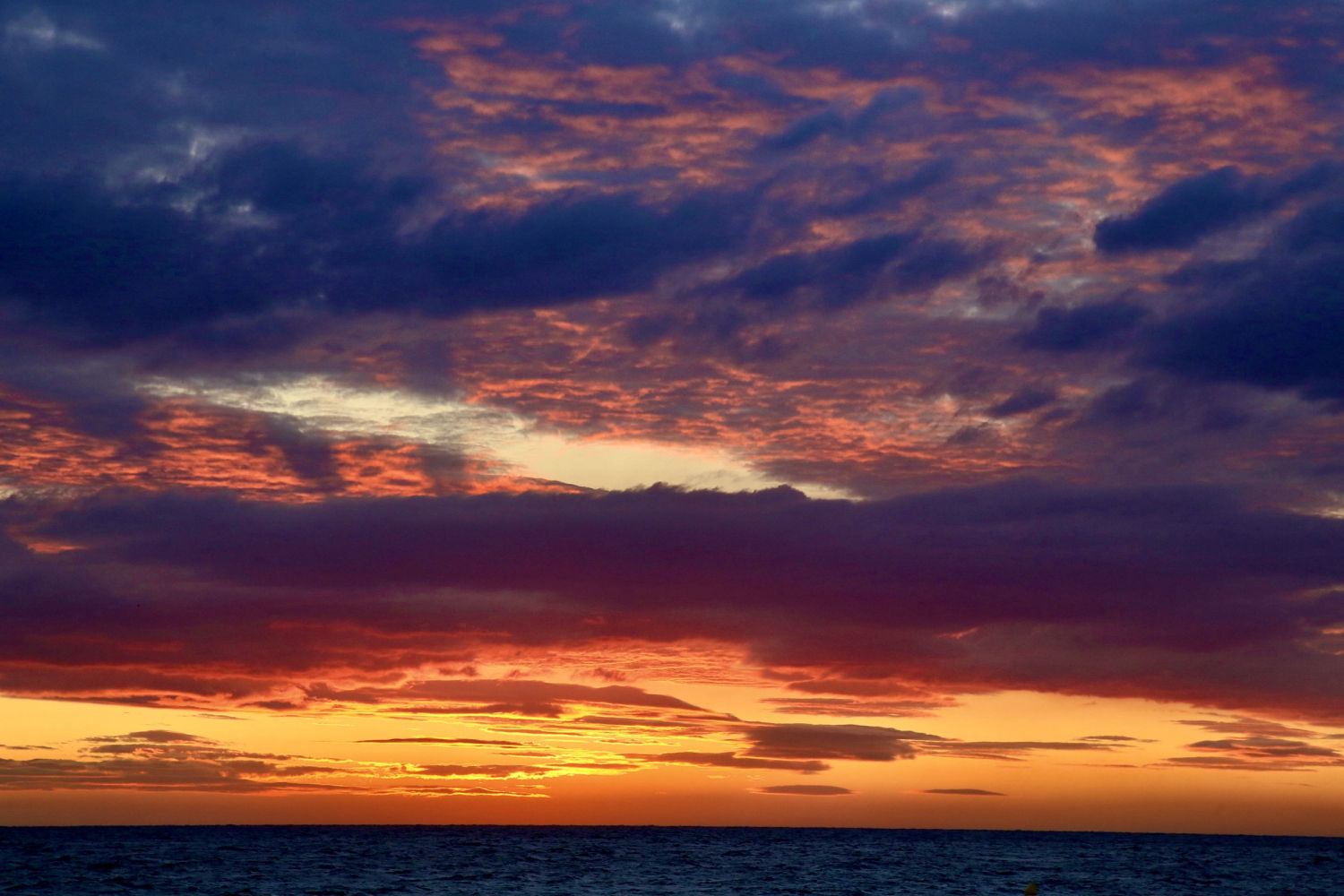 Nubes y viento en la salida del sol.