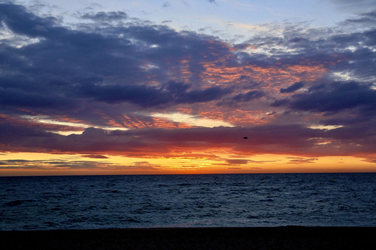 Colorida salida del sol en la Costa Brava.
