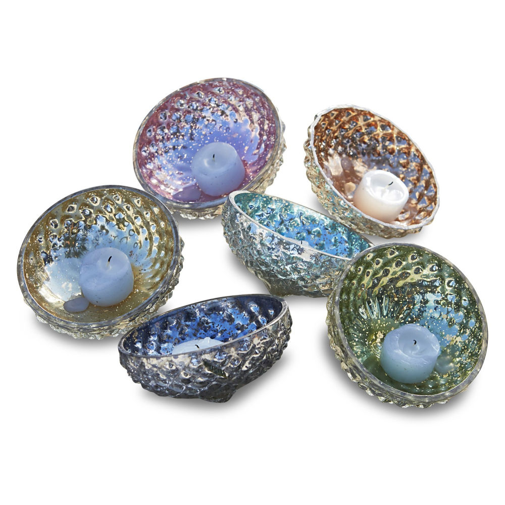 El cristal, más grueso en el centro, garantiza un soporte estable para que estos portavelas puedan flotar fácilmente en el agua.