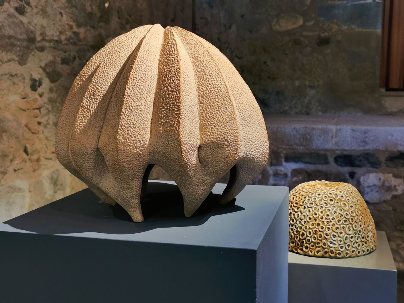 Esculturas de cerámica en el Castell de Foixà.