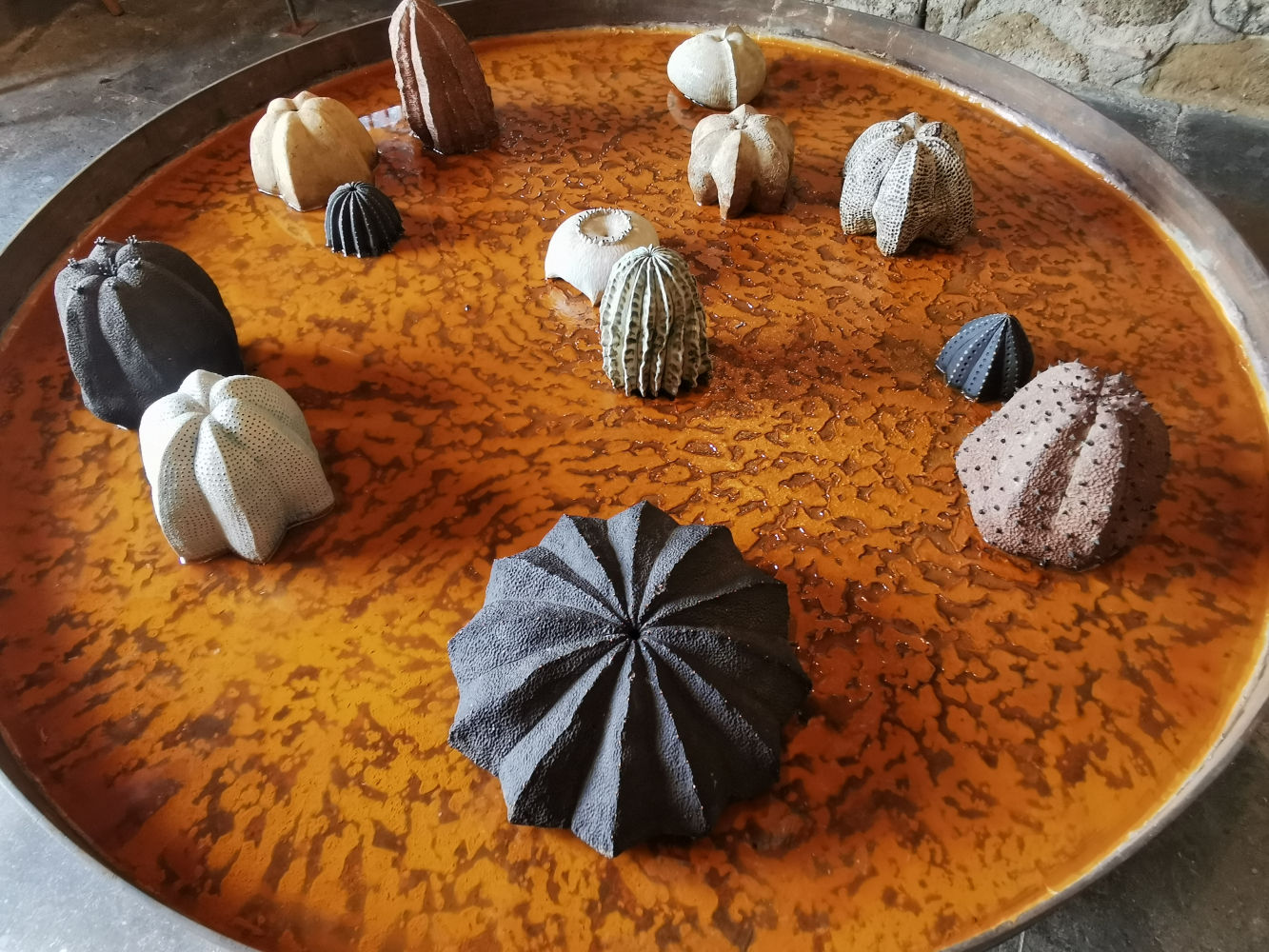 Esculturas que parecen una paella gigante.