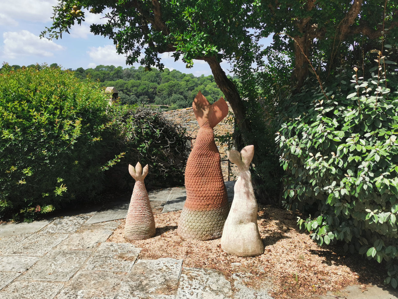 Colas de sirena en el exterior del castillo.