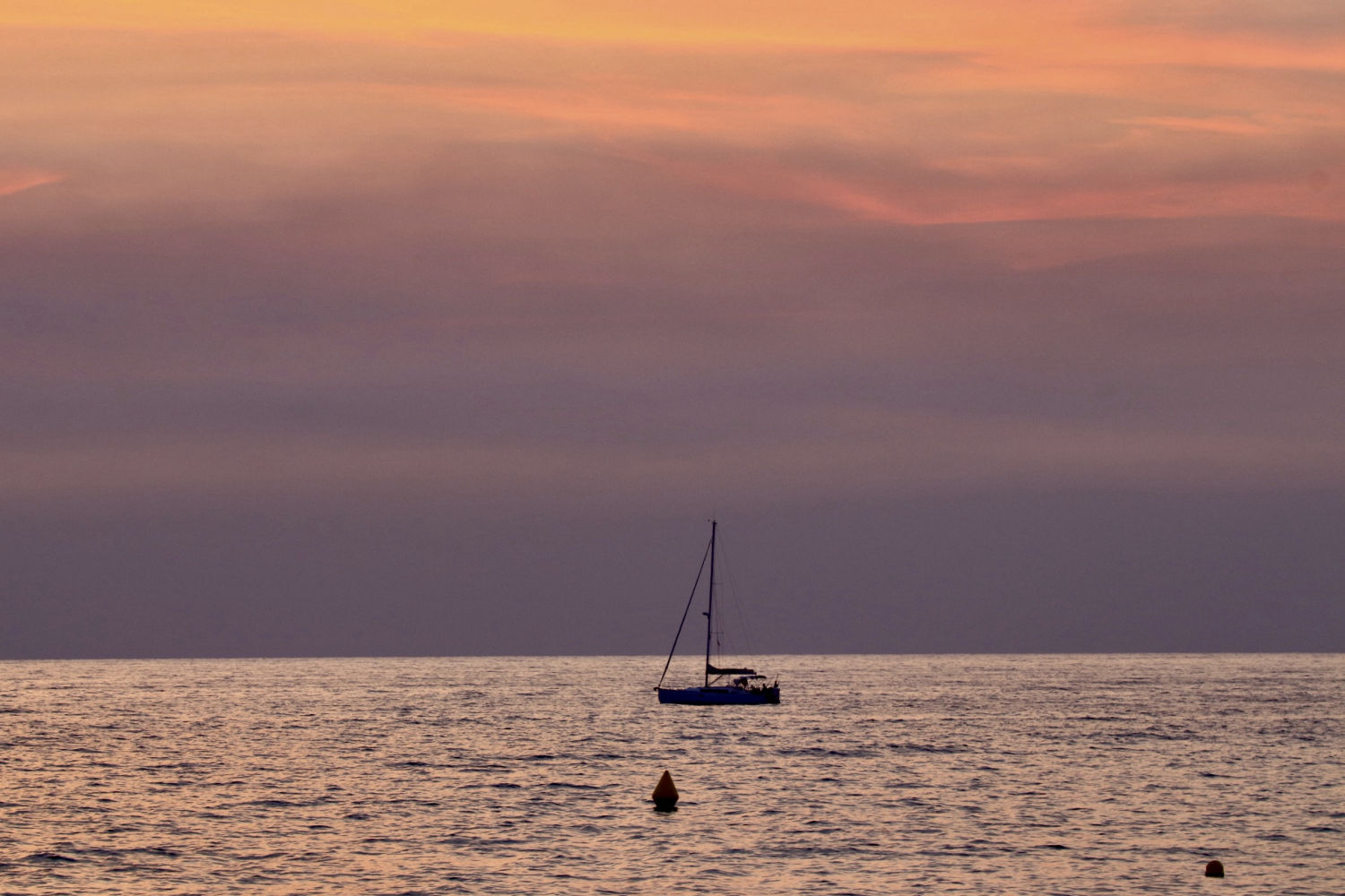 Barco en la playa de Begur.