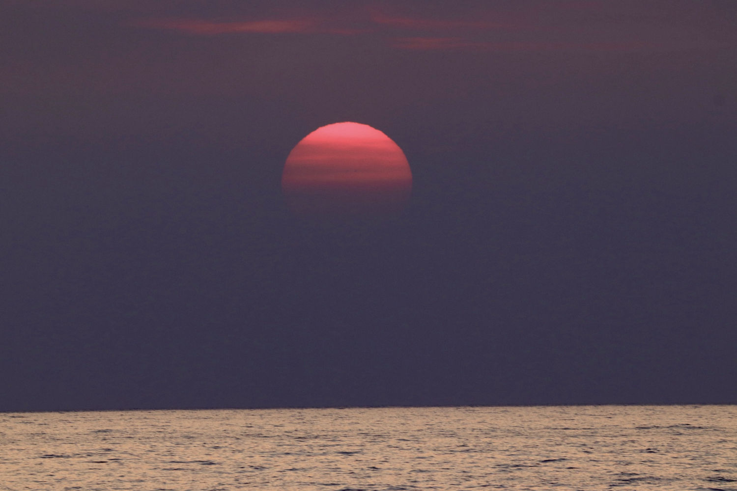 El sol saliendo entre el humo.