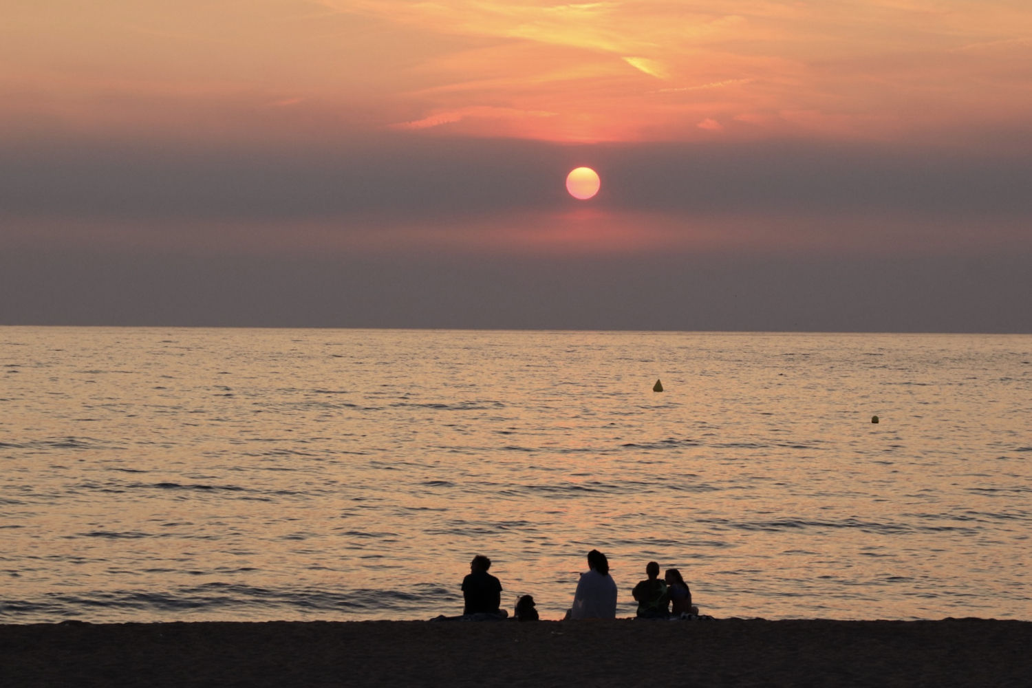 Expectación por la salida del sol en la playa.