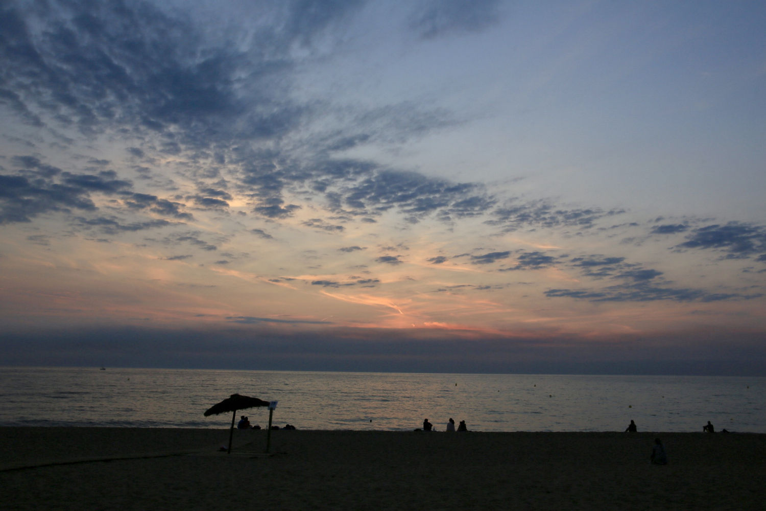 Rastro de nubes en la salida del sol.