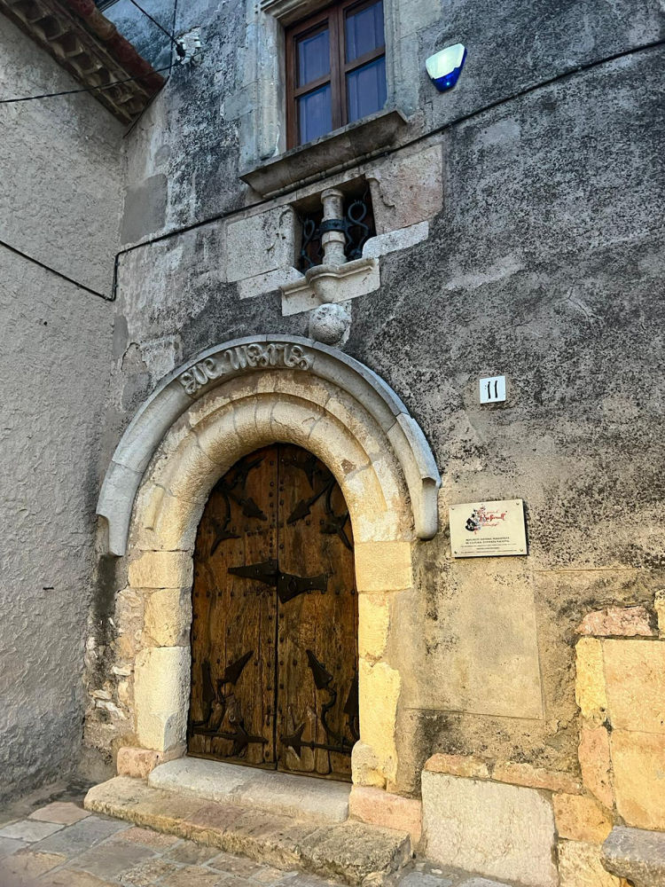 Puerta en la Casa Bofarull en Els Pallaresos.