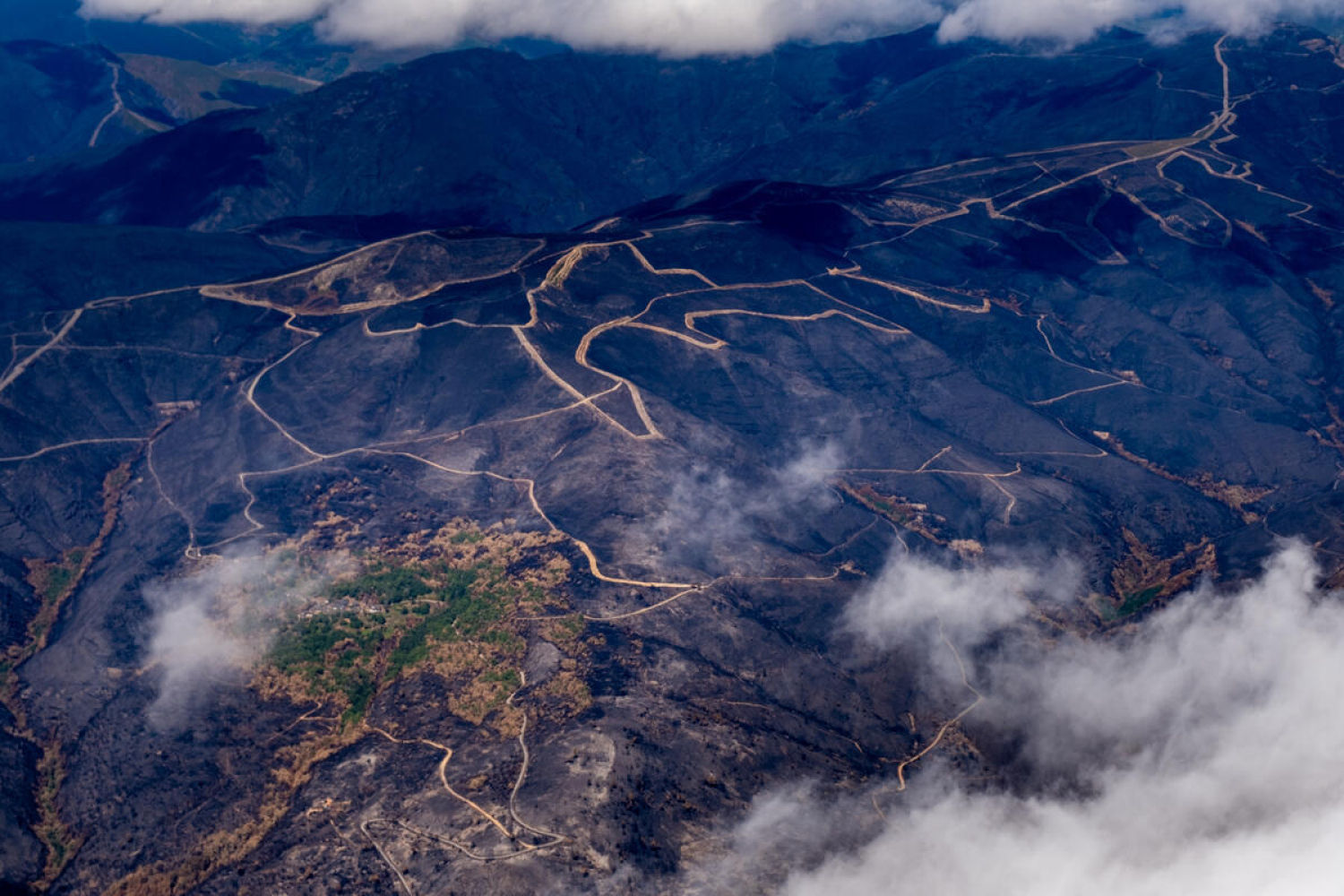 Peña Trevinca is the highest peak of the Segundera range, which is part of the mountain system of the Montes de León, within the Galician-Leonese Massif. It is located on the provincial border between Zamora and Ourense, with an altitude of 2,127 meters above sea level according to the National Geographic Institute, making it the highest peak both in Galicia and in the province of Zamora.
A 16-day heatwave has exacerbated the fires that have ravaged Spain, making this summer one of the worst on record.
This is the toll of the flames in recent weeks, which have destroyed almost 400,000 hectares. Greenpeace, with the help of photographer Pedro Armestre, has documented the extent of the destruction from the air, even reaching areas that have not been photographed until now.
La presencia de una ola de calor de 16 días de duración ha agravado los incendios que han asolado España, convirtiendo este verano en uno de los peores de la historia desde que hay registros. Este es el balance de las llamas de estas últimas semanas, que han arrasado casi 400.000 hectáreas. Greenpeace, de la mano del fotógrafo Pedro Armestre, ha documentado desde el aire la magnitud de la destrucción, llegando incluso a zonas no fotografiadas hasta ahora.
Peña Trevinca es la cumbre más elevada de sierra Segundera, que forma parte del conjunto montañoso de los montes de León, en el macizo Galaico-Leonés. Se encuentra en el límite provincial de Zamora y Orense, con una altitud según el Instituto Geográfico Nacional de 2127 m s. n. m., lo que lo sitúa como el pico de mayor altitud tanto de Galicia como de la provincia de Zamora.
Incendio de Porto. Más de 20.000 hectáreas quemadas desde el pasado 14 de agosto, tras iniciarse a causa del rayo de una tormenta. Los incendios que en lo que va de verano ya han arrasado más de 140.000 hectáreas en Castilla y León.