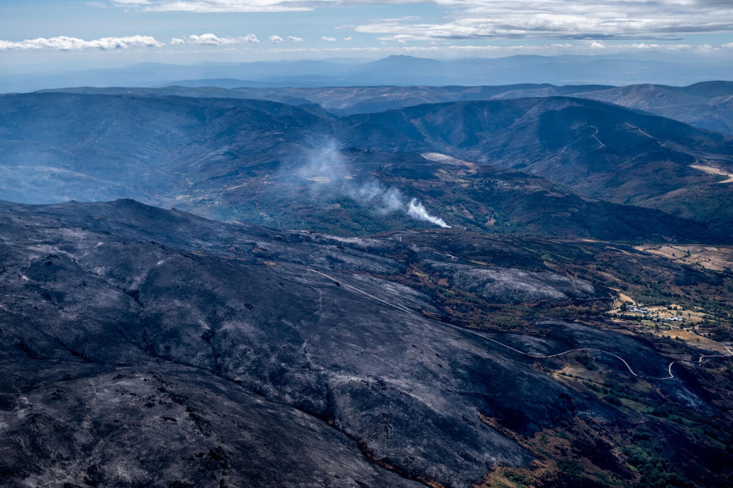 A 16-day heatwave has exacerbated the fires that have ravaged Spain, making this summer one of the worst on record.
This is the toll of the flames in recent weeks, which have destroyed almost 400,000 hectares. Greenpeace, with the help of photographer Pedro Armestre, has documented the extent of the destruction from the air, even reaching areas that have not been photographed until now.
El incendio forestal que se inició en la localidad leonesa de Yeres ha transformado el paisaje de Las Médulas, Patrimonio de la Humanidad de la UNESCO. Las llamas han calcinado los característicos castaños centenarios de la zona,