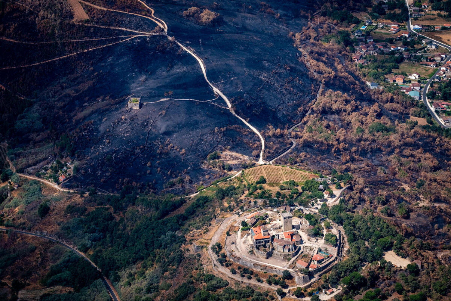 A 16-day heatwave has exacerbated the fires that have ravaged Spain, making this summer one of the worst on record.
This is the toll of the flames in recent weeks, which have destroyed almost 400,000 hectares. Greenpeace, with the help of photographer Pedro Armestre, has documented the extent of the destruction from the air, even reaching areas that have not been photographed until now.
These three are the largest fires of the summer and also in the history of the region: Larouco (30,000 hectares), Chandrexa de Queixa and Vilariño de Conso (19,000 hectares), and O'mbra and Xinzo de Limia (17,000 hectares).
La presencia de una ola de calor de 16 días de duración ha agravado los incendios que han asolado España, convirtiendo este verano en uno de los peores de la historia desde que hay registros. Este es el balance de las llamas de estas últimas semanas, que han arrasado casi 400.000 hectáreas. Greenpeace, de la mano del fotógrafo Pedro Armestre, ha documentado desde el aire la magnitud de la destrucción, llegando incluso a zonas no fotografiadas hasta ahora.
Estos tres son los mayores fuegos del verano y también de la historia de la Comunidad: Larouco (30.000 hectáreas), Chandrexa de Queixa y Vilariño de Conso (19.000 hectáreas) y O’mbra y Xinzo de Limia (17.000 hectáreas)