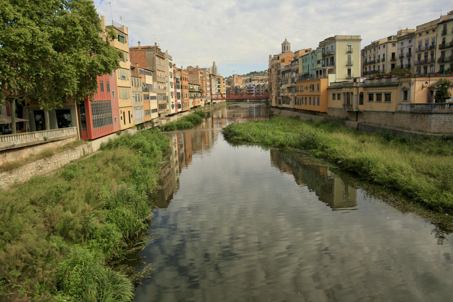 El Onyar con el cielo reflejado.