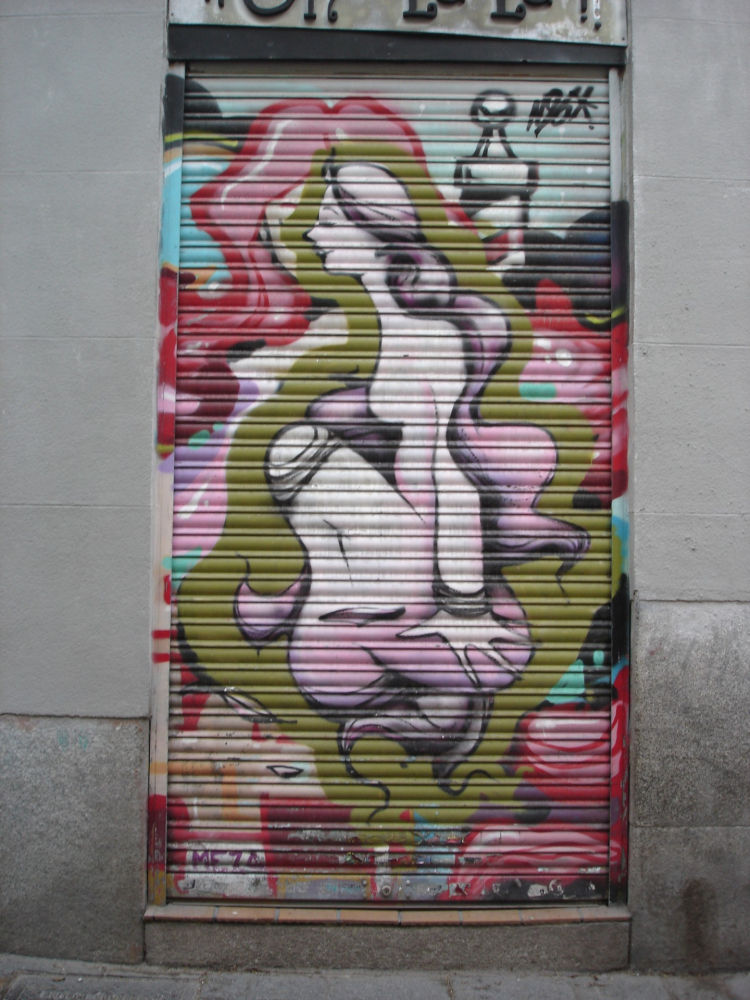 Grafiti femenino en una persiana de Malasaña.