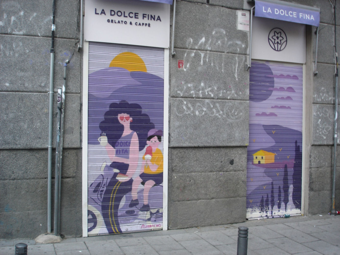 Persiana con grafiti en Malasaña.