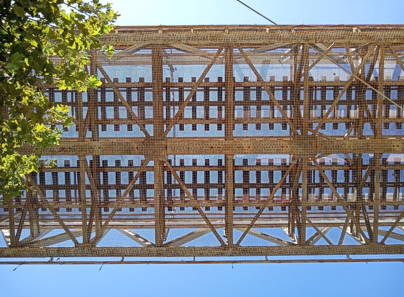 Detalle desde abajo del puente ferroviario de Eiffel en Colera.