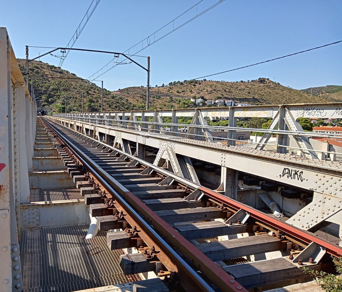 Las vías del puente ferroviario de Eiffel en Colera.