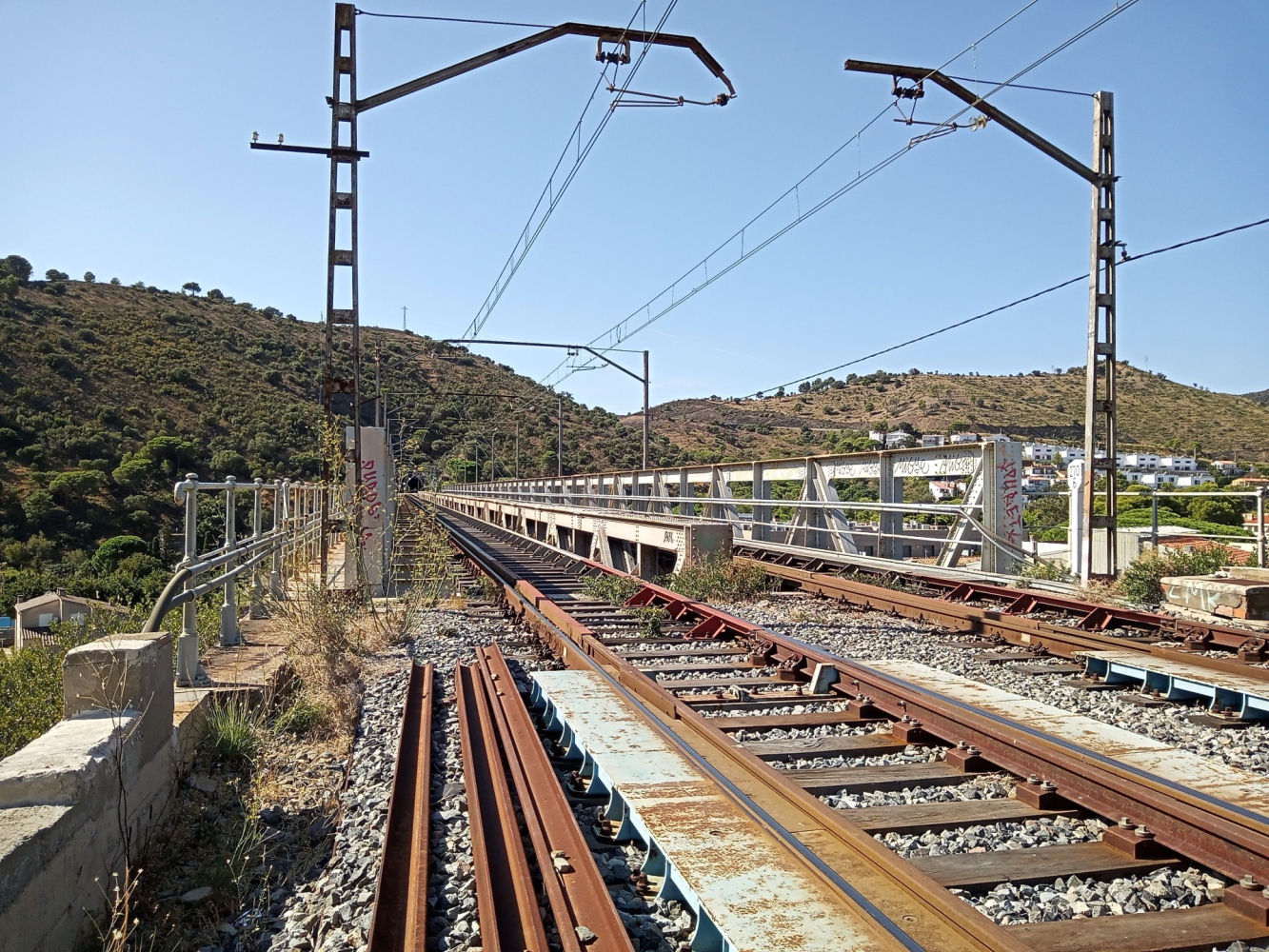 La superficie del puente ferroviario de Eiffel en Colera.