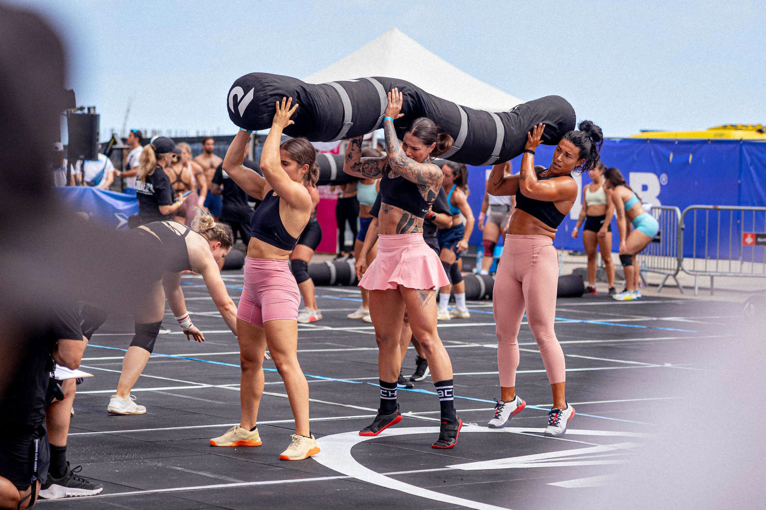 Atletas ejercitándose en el Parc del Fòrum.
