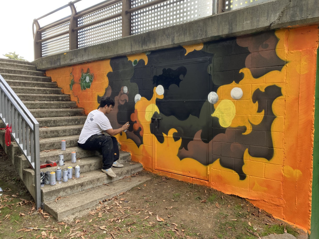 Grafiti junto a la escalera.
