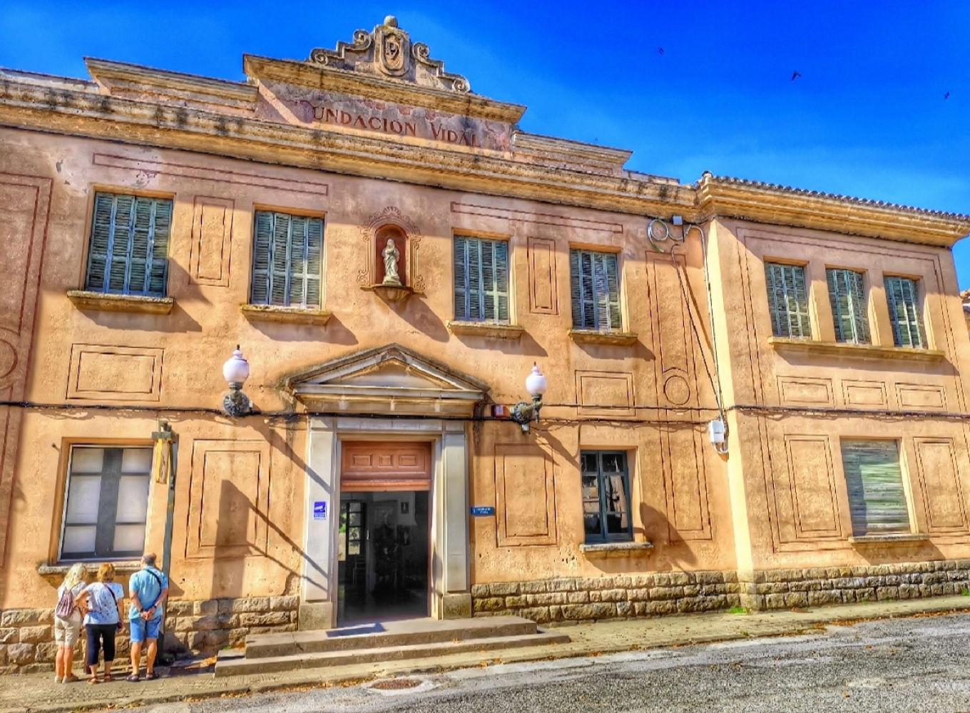 Exterior de la Colònia Vidal.