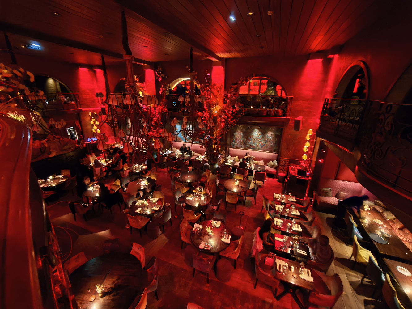 Interior del Buddha Bar, cerca de la plaza de la Concordia de París.