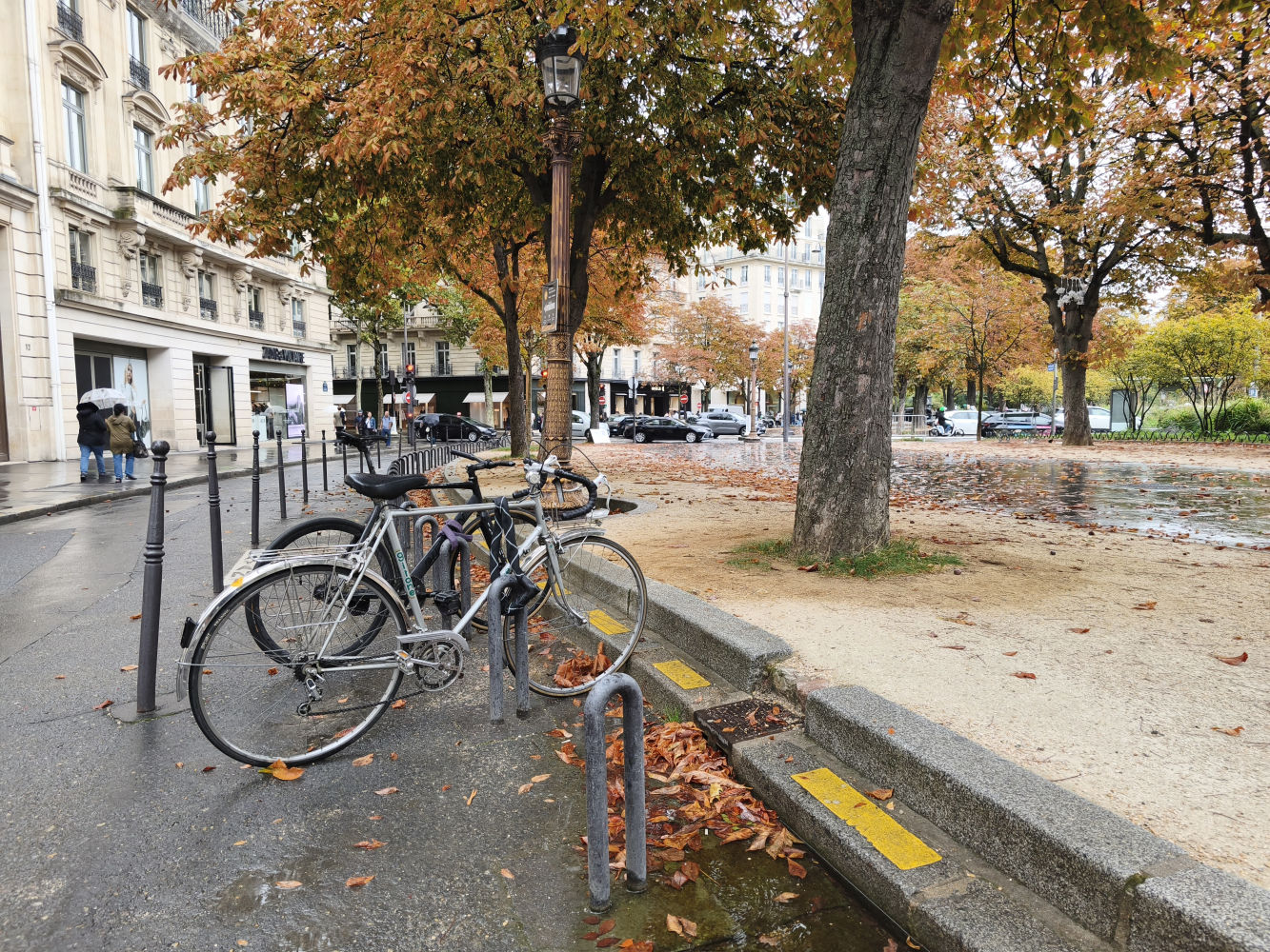 Bicicletas aparcadas en una calle de París.