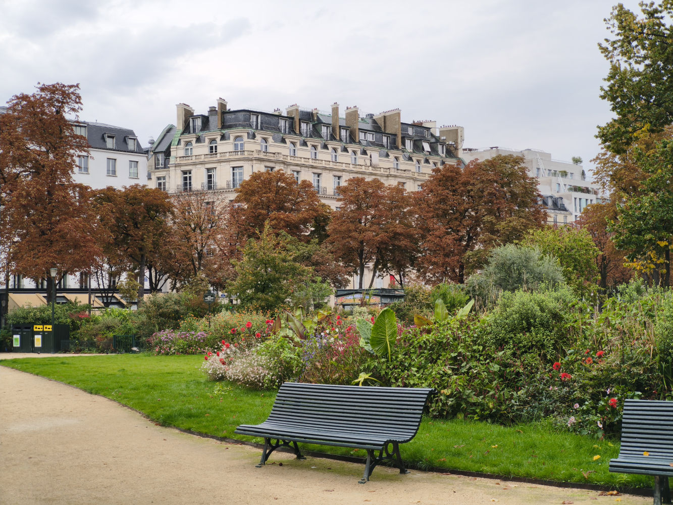 Edificio parisino desde los Campos Elíseos.