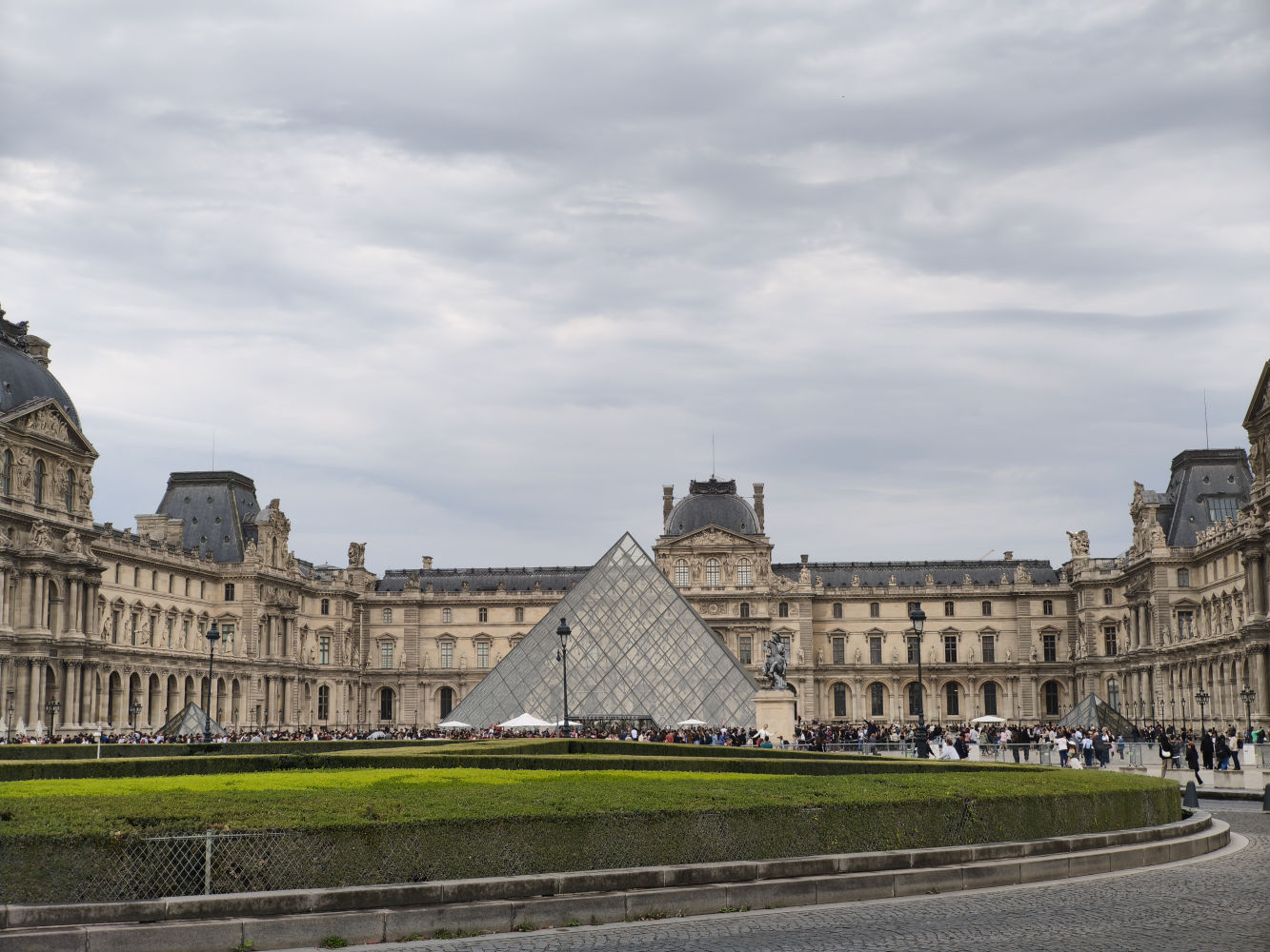 Vista exterior del museo del Louvre.