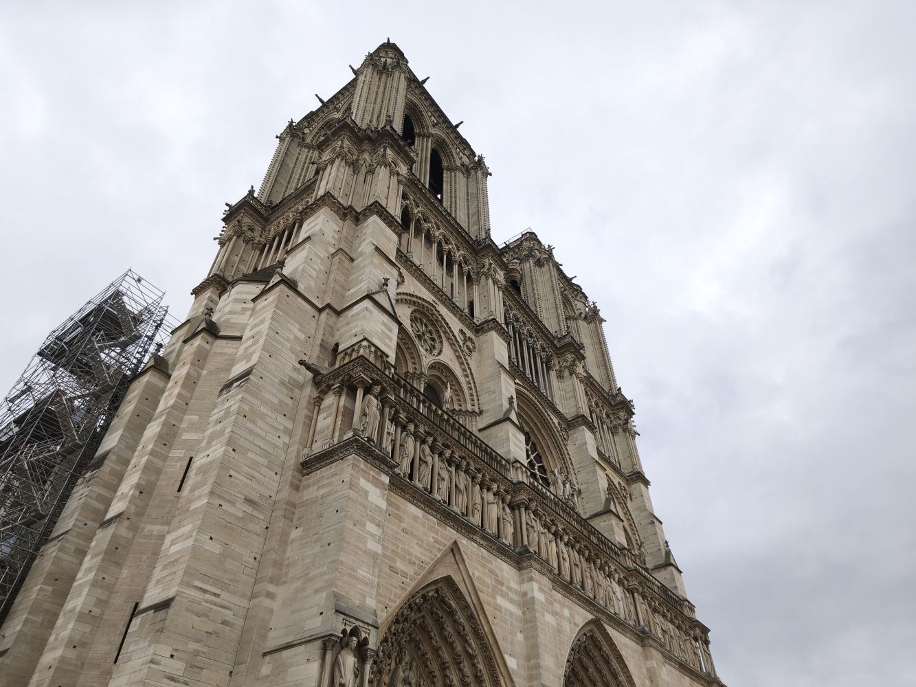 Contrapicado de la catedral de Nôtre Dame (zoom)