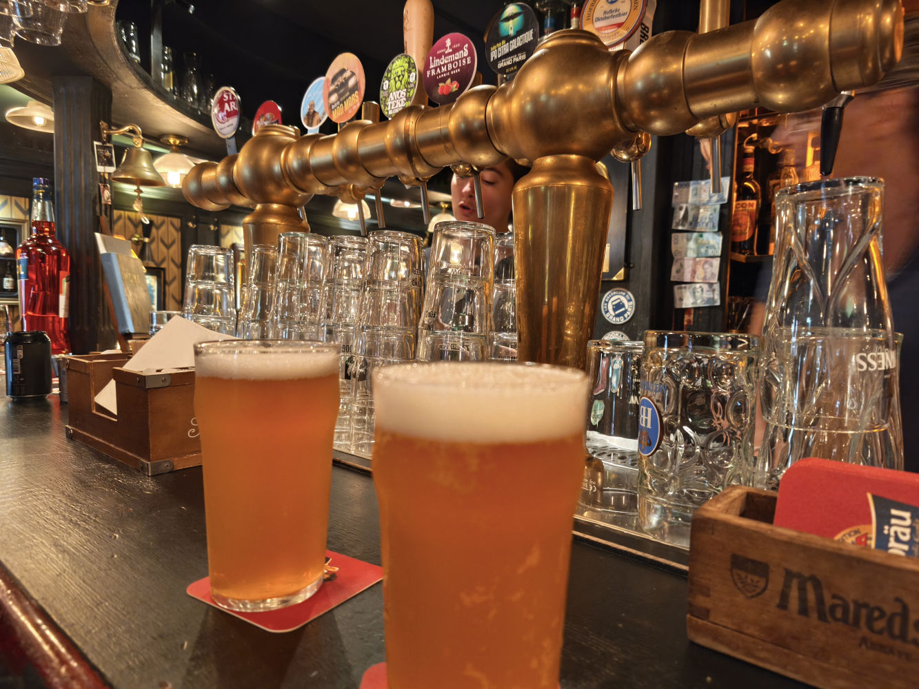 Cervezas artesanales en una cervecería del Barrio Latino.