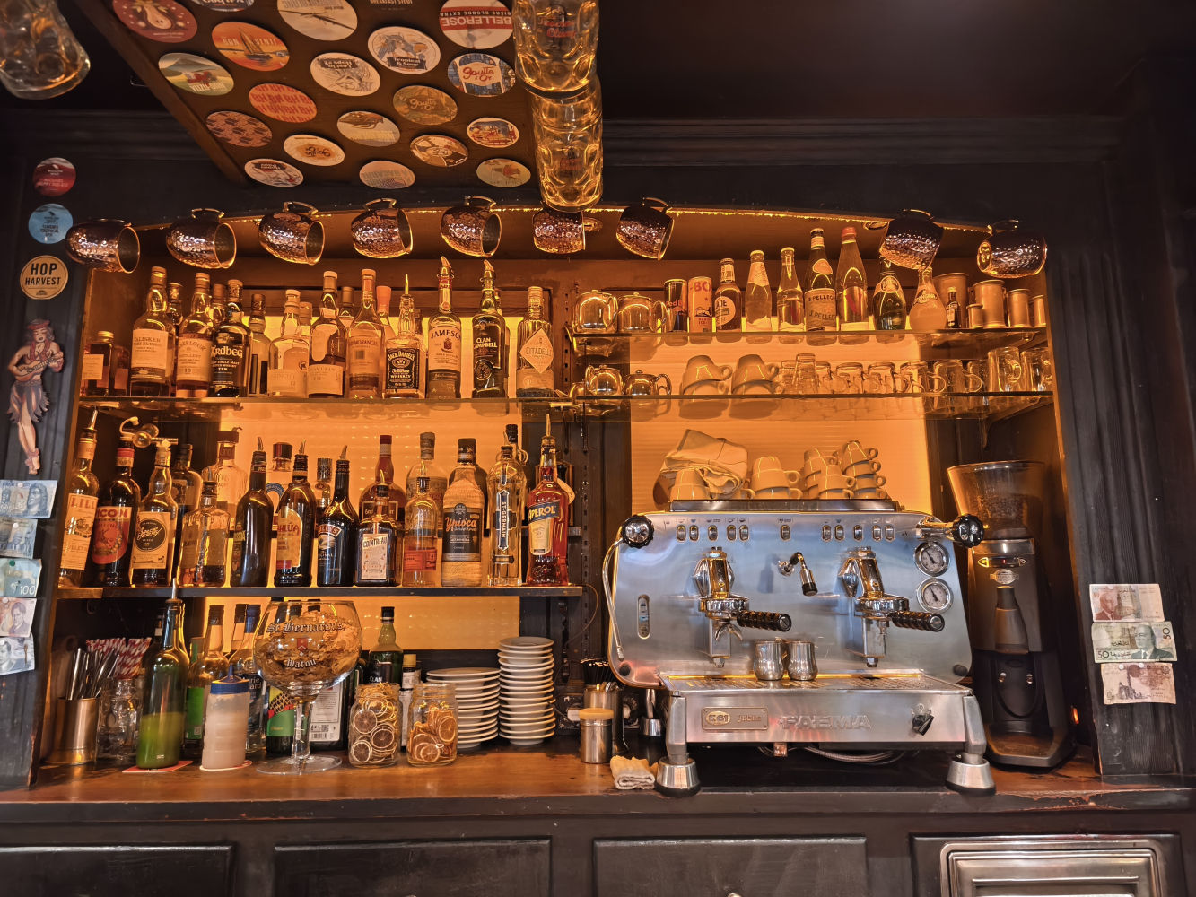 Barra de una cervecería del Barrio Latino de París.