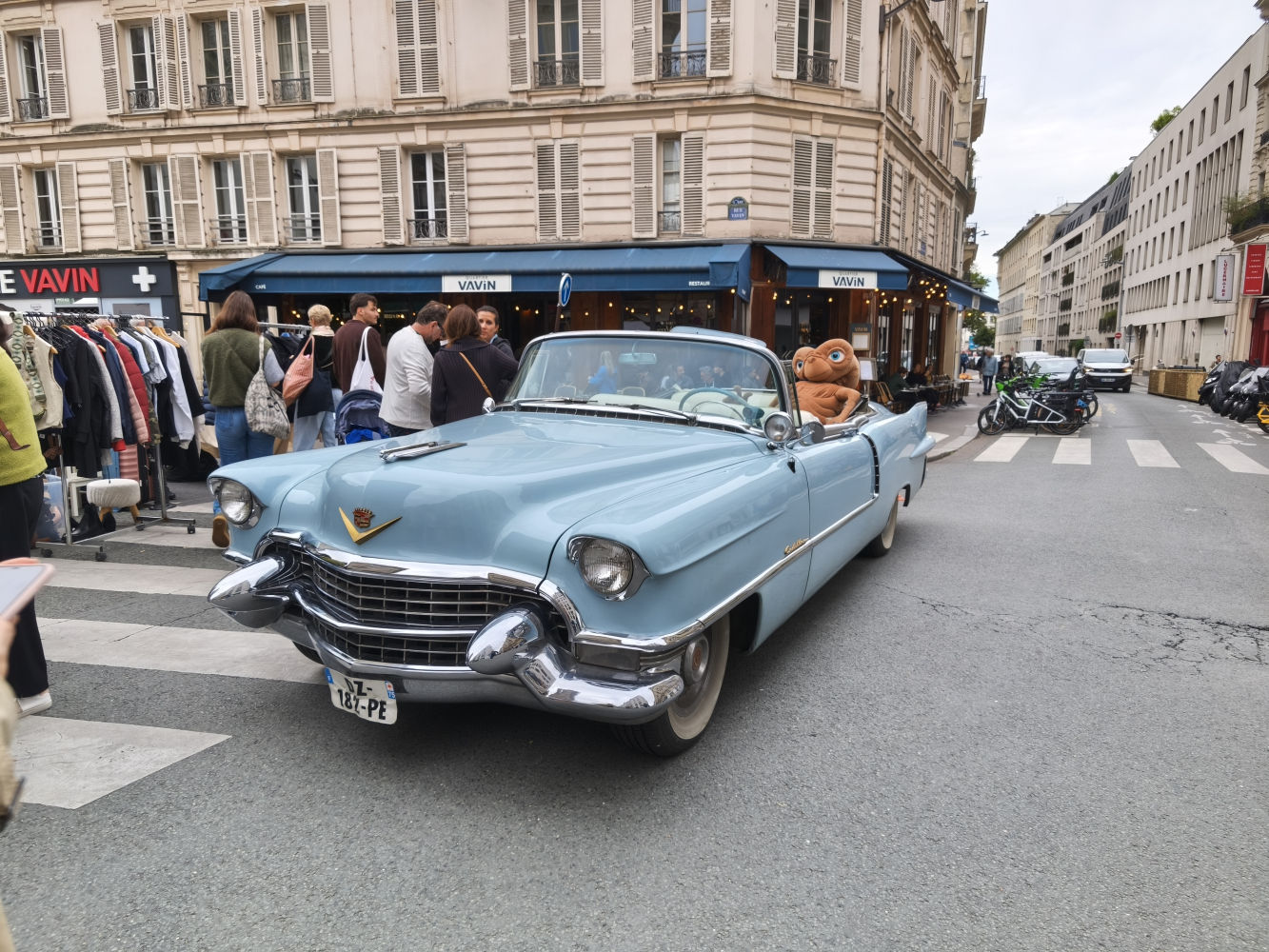 Cadillac expuesto en un mercado callejero de Montparnasse, París.