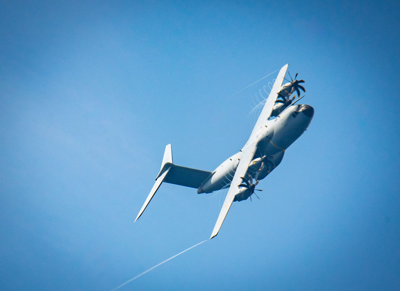Avión en plena maniobra, en la Festa del Cel.