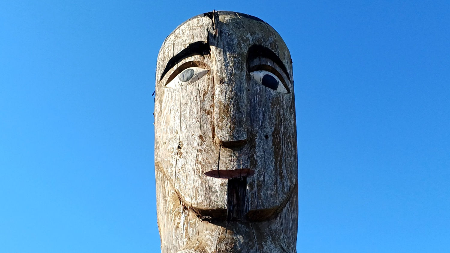 Detalle del rostro de un tótem expuesto en Sant Joan de Vilatorrada.