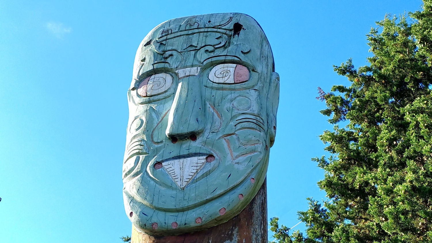 Detalle del rostro de otro de los tótems de Sant Joan de Vilatorrada.