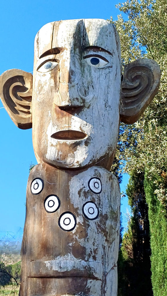 Tótem expuesto en el campo, en Sant Joan de Vilatorrada.