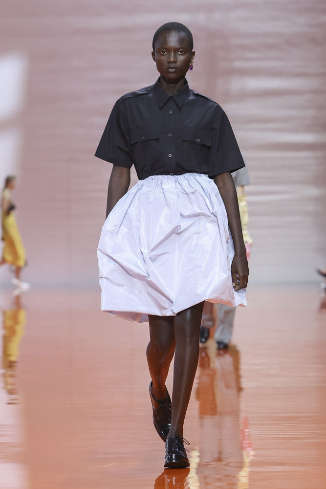 Una modelo luce una creación de Prada de la nueva colección Primavera/Verano 2026, presentada durante la Semana de la Moda de Milán