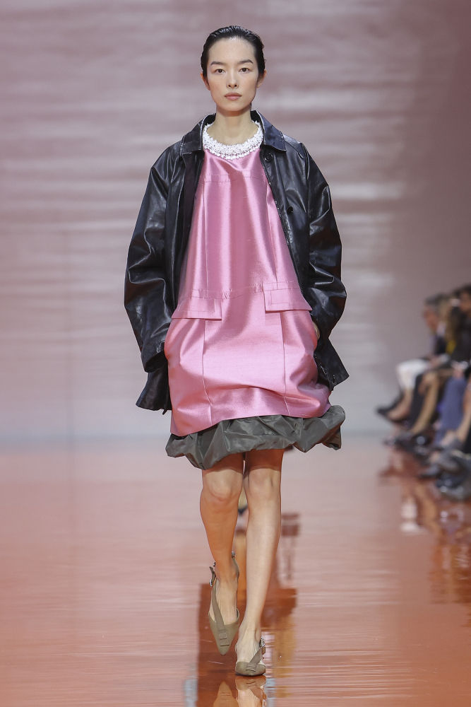 Una modelo luce una creación de Prada de la nueva colección Primavera/Verano 2026, presentada durante la Semana de la Moda de Milán