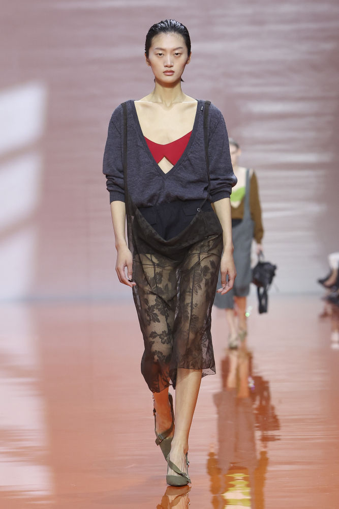 Una modelo luce una creación de Prada de la nueva colección Primavera/Verano 2026, presentada durante la Semana de la Moda de Milán