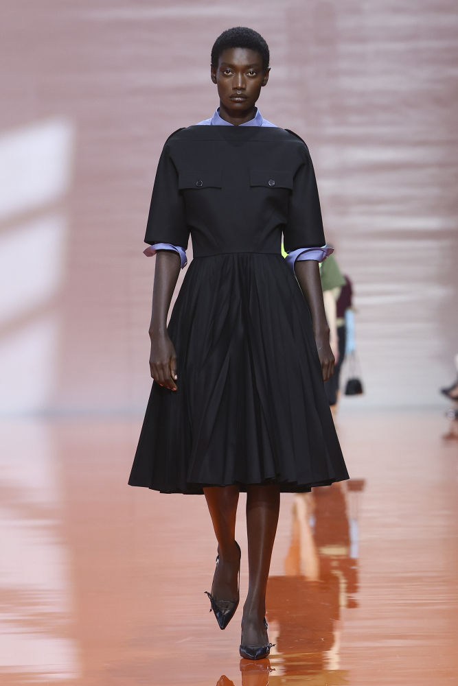 Una modelo luce una creación de Prada de la nueva colección Primavera/Verano 2026, presentada durante la Semana de la Moda de Milán