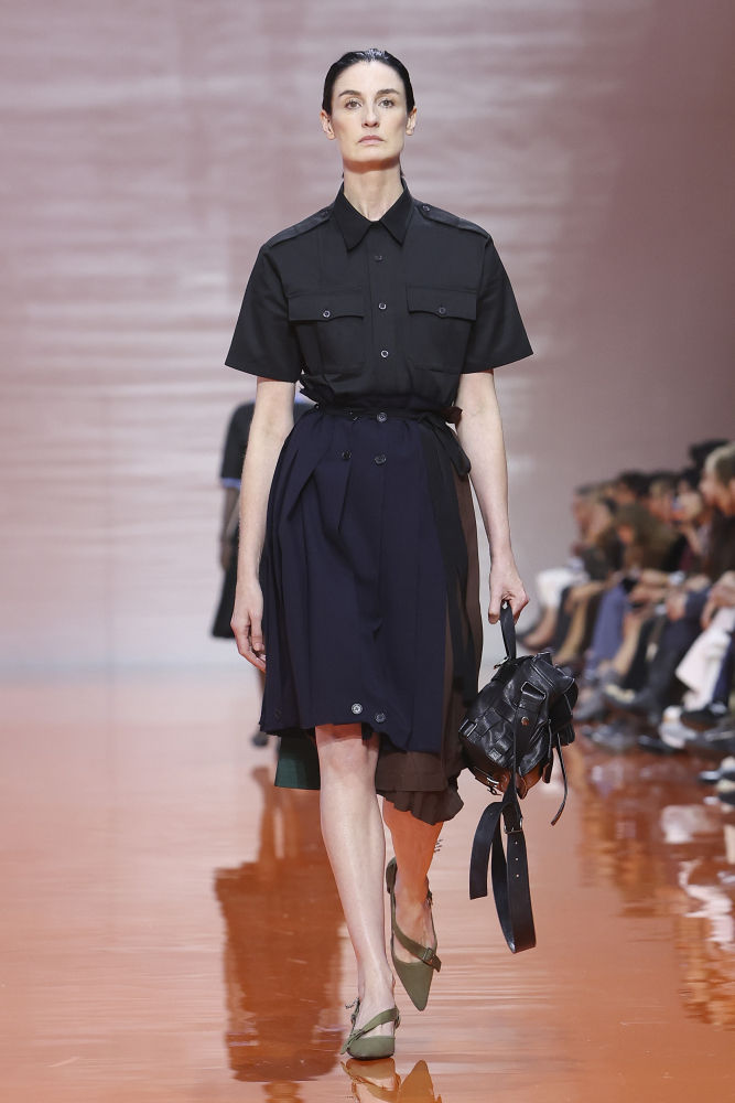 Una modelo luce una creación de Prada de la nueva colección Primavera/Verano 2026, presentada durante la Semana de la Moda de Milán