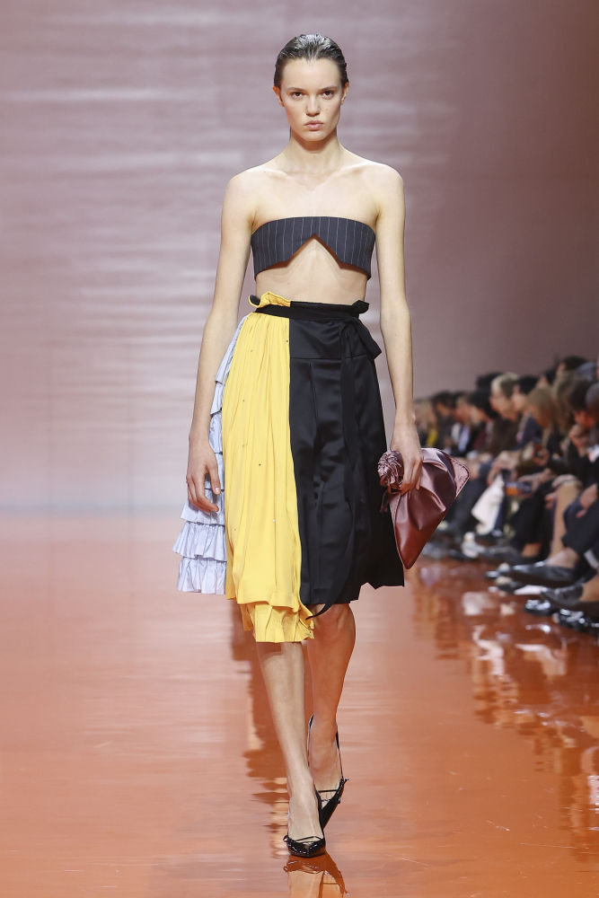 Una modelo luce una creación de Prada de la nueva colección Primavera/Verano 2026, presentada durante la Semana de la Moda de Milán