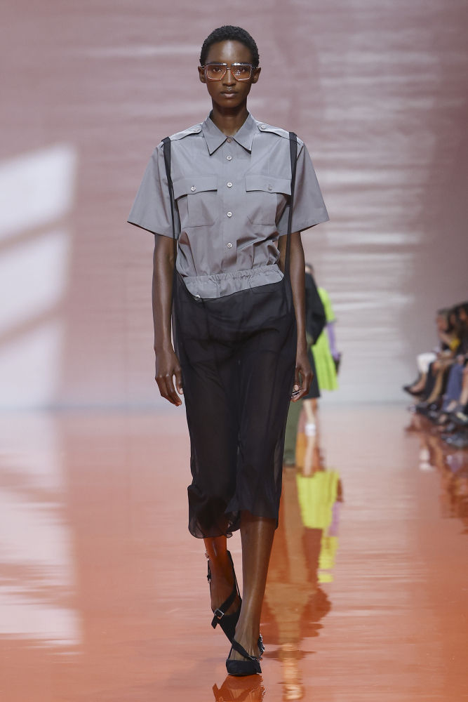 Una modelo luce una creación de Prada de la nueva colección Primavera/Verano 2026, presentada durante la Semana de la Moda de Milán